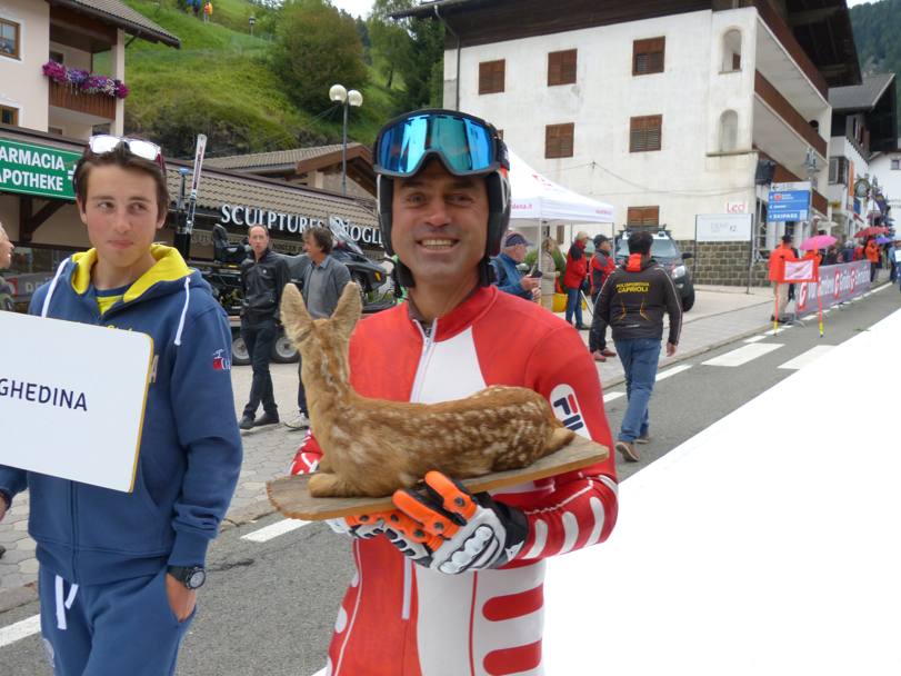 Kristian Ghedina, 4 volte vincitore in Val Gardena, con il suo capriolo 